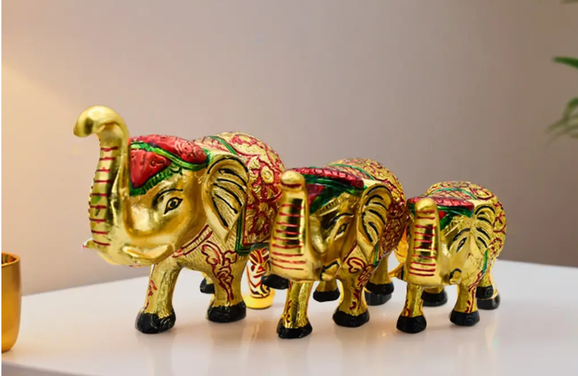 elephant figurine trio on Tanutra